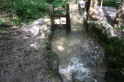 Einlauf vom Bachlauf in das Hochgerinne