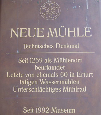 Schild am Eingang der 'Neuen Mühle'