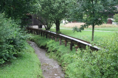 tief aufgeständertes Gerinne